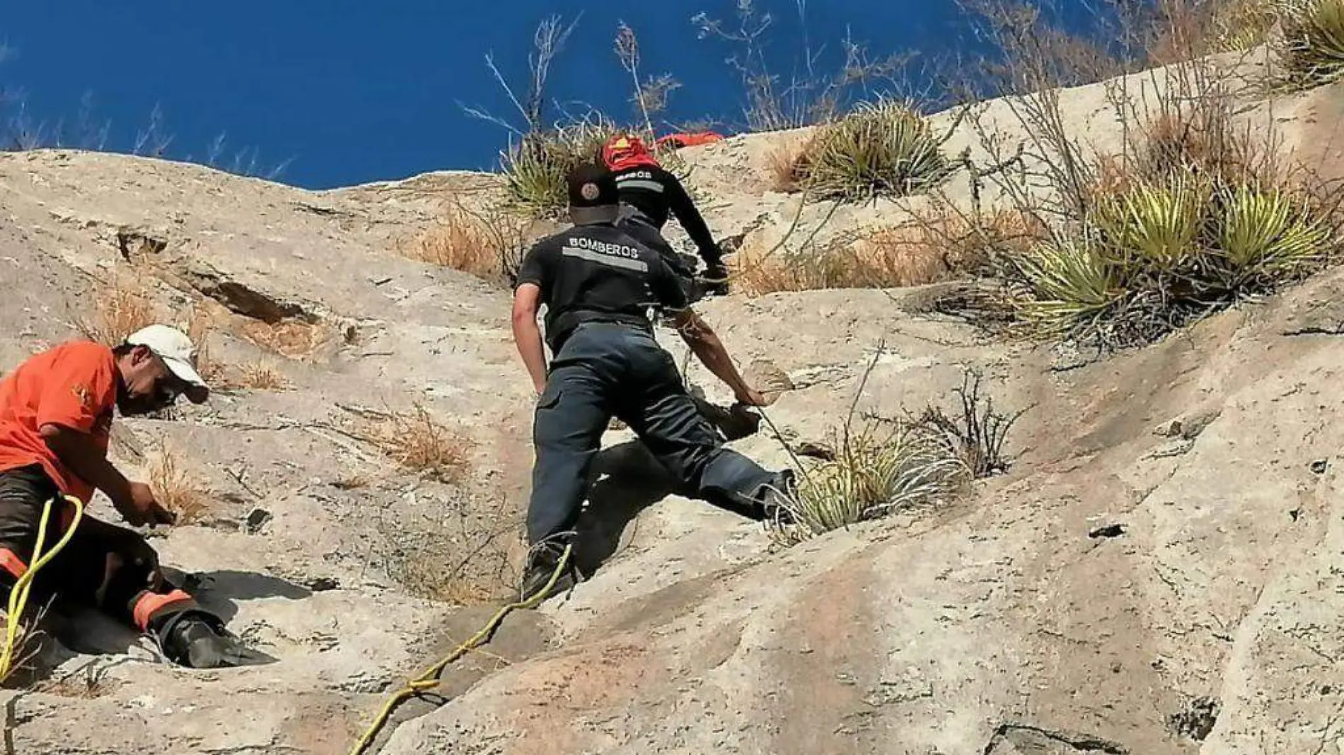 Rescatan a dos personas atrapadas en Cerro Villa Nazareno, Lerdo